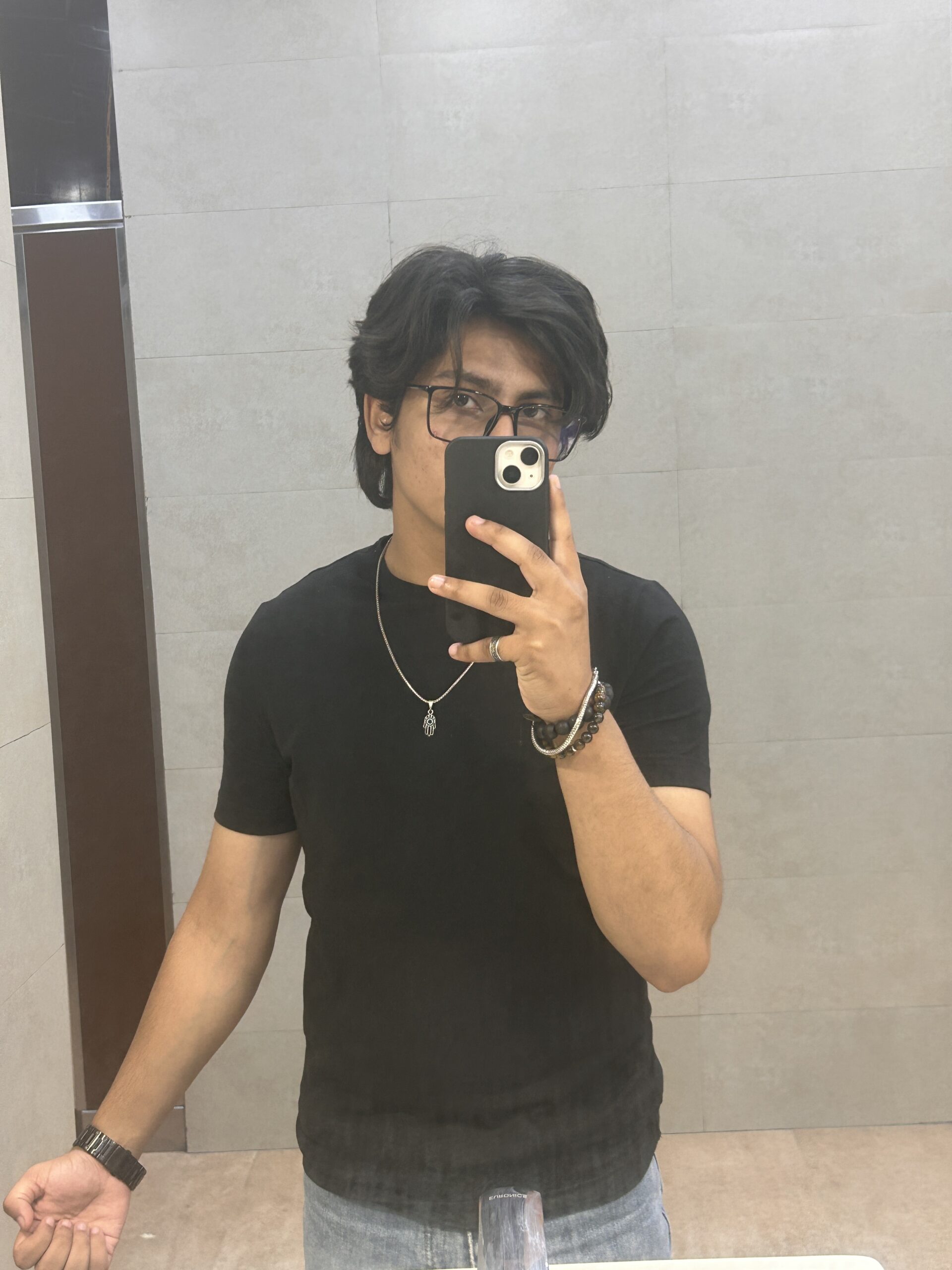 You are currently viewing Mirror Selfies & Modern Aesthetics – Capturing Personal Style